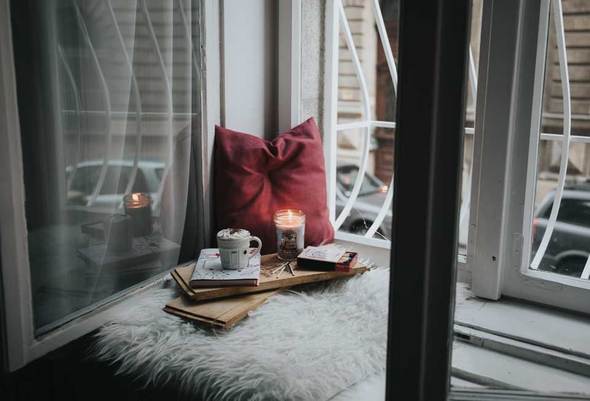 Make a cozy and romantic spce